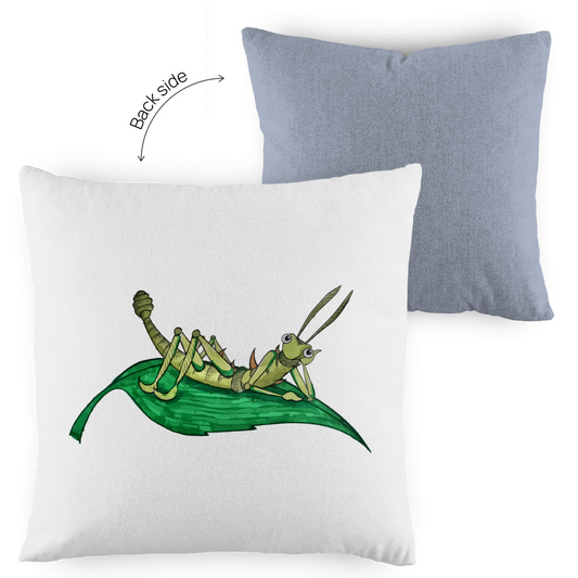 Kopfkissen zweifarbig Krabbelcrew Dornschrecke Kasimir liegt auf einem Blatt