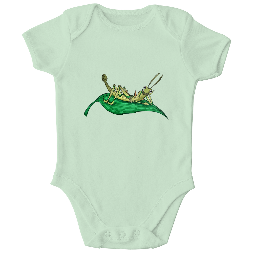 Kinder Bio Body Krabbelcrew Dornschrecke Kasimir liegt auf einem Blatt