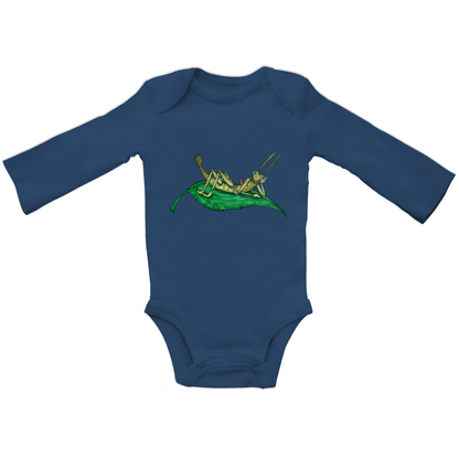 Baby Bio Bodysuite Langarm Krabbelcrew Dornschrecke Kasimir liegt auf einem Blatt