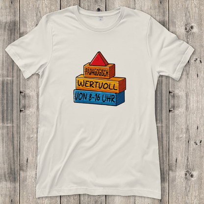 Damen T-Shirt  Pädagogisch wertvoll von 8-16Uhr