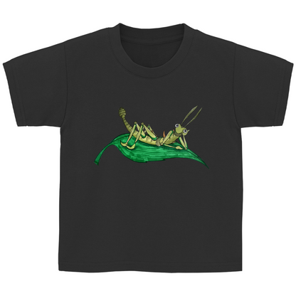 Kinder Basic T-Shirt Krabbelcrew Dornschrecke Kasimir liegt auf einem Blatt